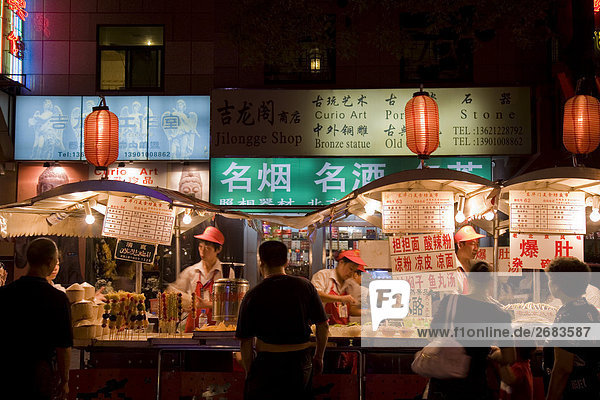 Imbissstände bieten exotische Köstlichkeiten zum Verkauf entlang einer Beijing  China