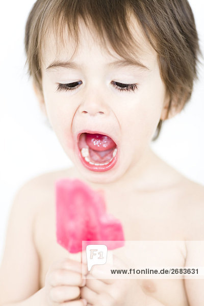 Kleinkind essen eine Popsicle