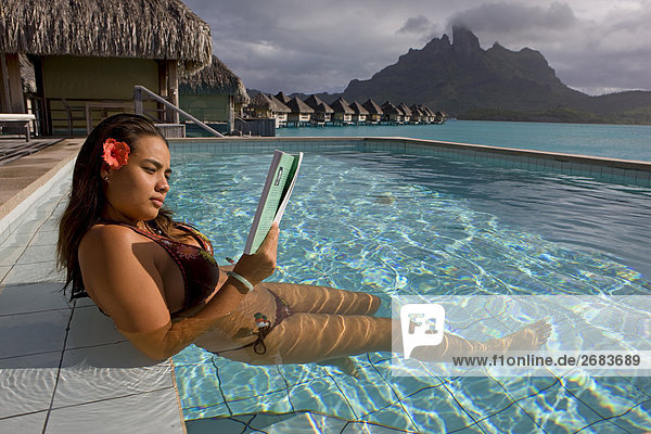 Frau Entspannung Zeitschrift Urlaub Bora Bora Französisch-Polynesien vorlesen Gesellschaftsinseln