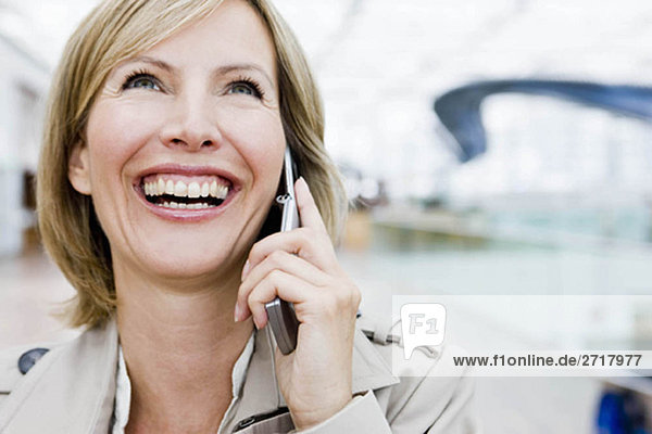 Frau lächelt mit dem Handy