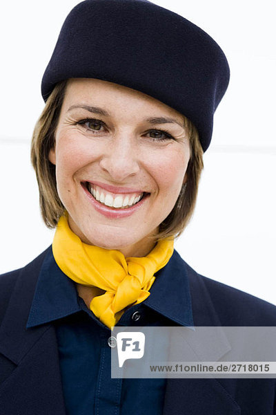Stewardess lächelt den Zuschauer an