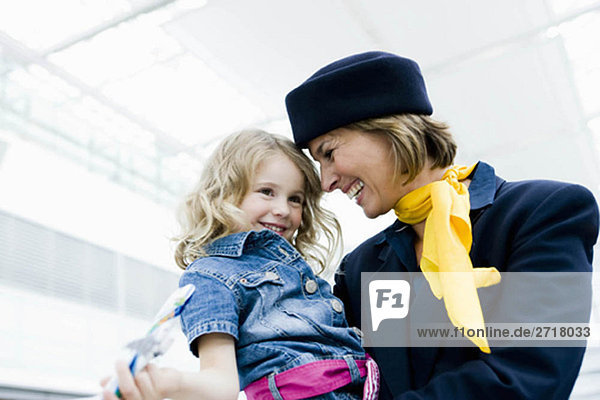 Stewardess mit Kind im Arm