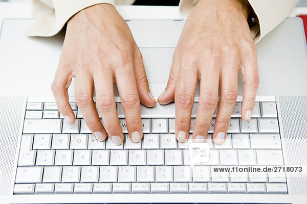 Paar Hände an der Tastatur