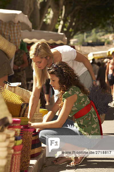 Zwei Mädchen beim Einkaufen auf dem Markt