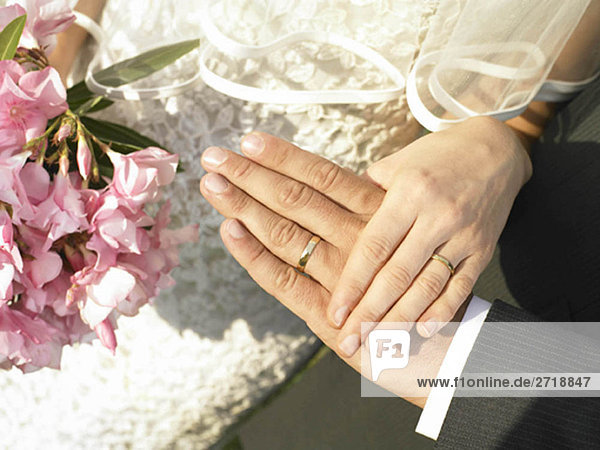 Braut und Bräutigam Hände mit Eheringen