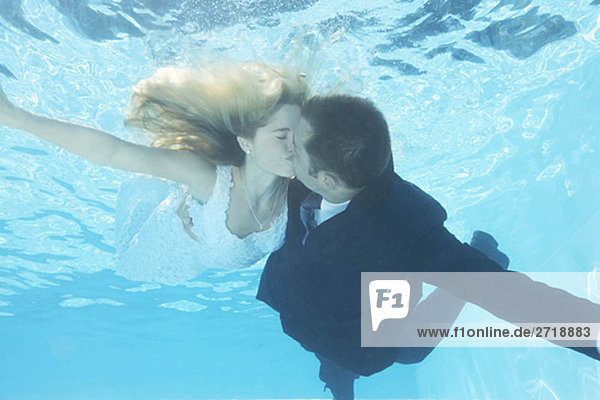 Brautpaar beim Küssen unter Wasser