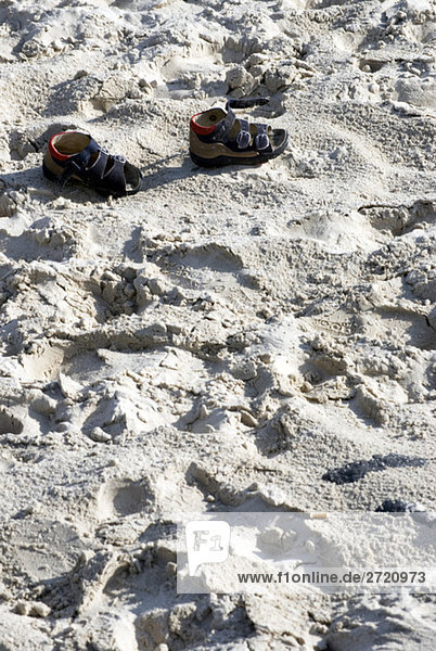 Deutschland  Amrum  Kinderschuhe im Sand