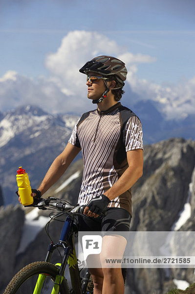 Mann mit Mountainbike und Wasserflasche