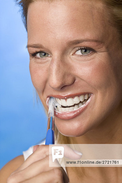 Junge Frau beim Zähneputzen  Portrait