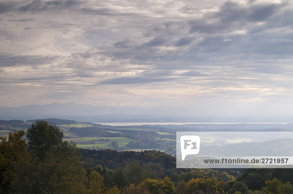 Deutschland  Blick auf die Landschaft mit bewölktem Himmel über dem Bodensee