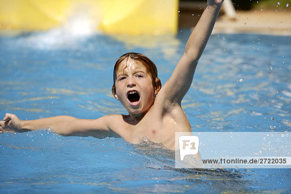 Junge (10-11) im Schwimmbad  Portrait