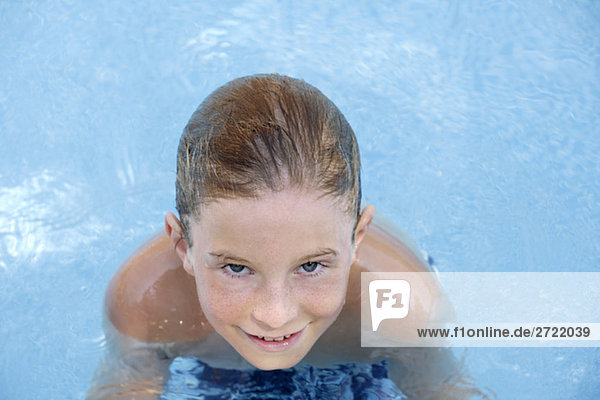 Junge (10-11 im Schwimmbad  Portrait  erhöhte Ansicht