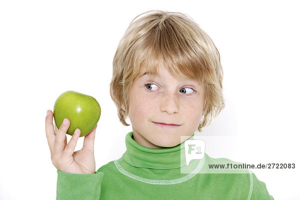 Junge (10-11) hält Apfel  Nahaufnahme