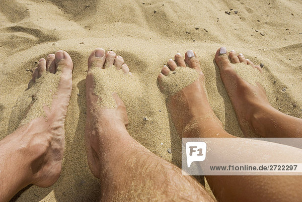 Spanien  Lanzarote  Füße auf Sand  erhöhte Aussicht