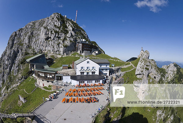 Deutschland  Bayern  Wendelstein  Gebäude mit Außenmöbeln auf dem Gipfel