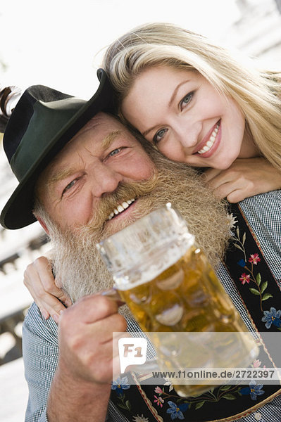 Oberer  älterer Mann und junge Frau  lächelnd  Portrait  Nahaufnahme