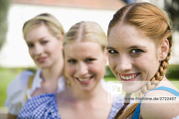 Obere,  Drei Frauen in Trachten,  lächelnd,  Portrait