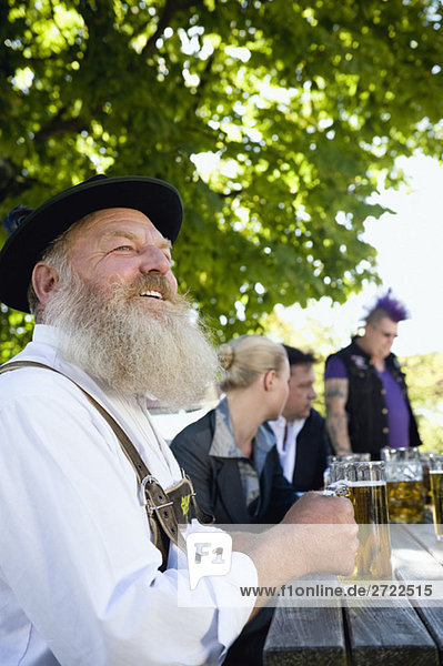 Oberer Mann in Tracht mit Bierkrug Portrait