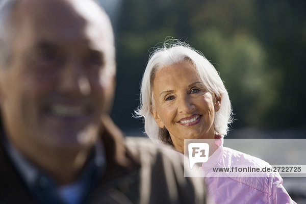 Deutschland  Bayern  Walchensee  Seniorenpaar lächelnd  Portrait