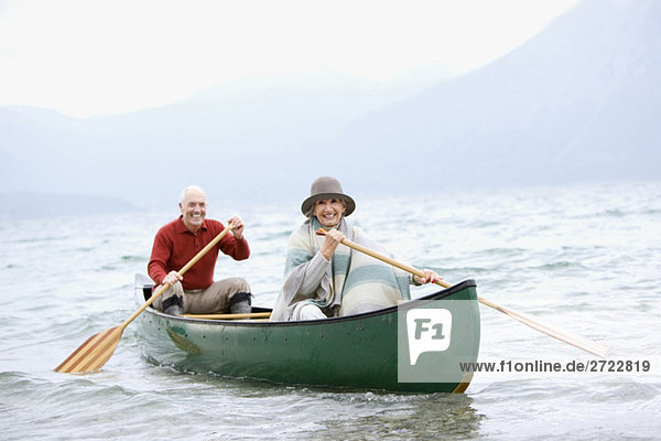 Deutschland  Bayern  Walchensee  Seniorenpaar Ruderboot auf dem See