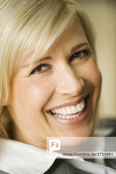 Deutschland  Geschäftsfrau lächelnd  Portrait  Nahaufnahme