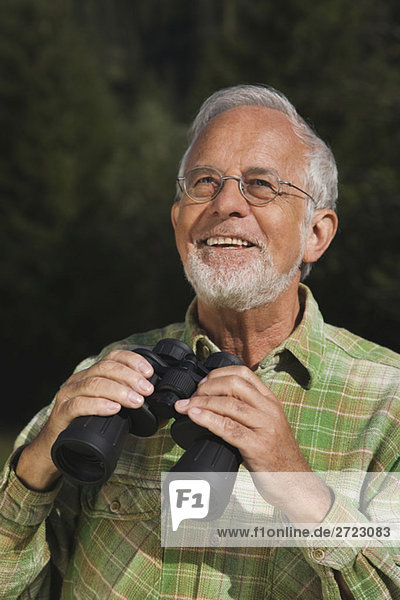 Österreich  Karwendel  Senior Mann mit Fernglas  Portrait
