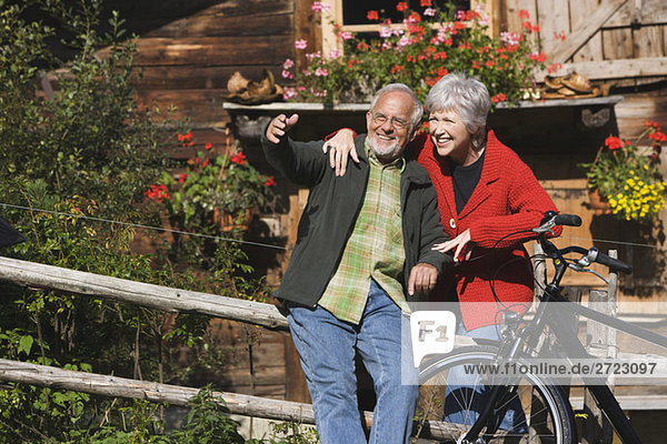 Österreich  Karwendel  Seniorenpaar vor dem Blockhaus