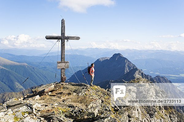 Weibliche Wanderer auf Berggipfel Niedere Tauern Salzburg Österreich