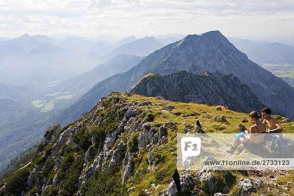 Paar sitzen oben auf Berg Bayern Deutschland