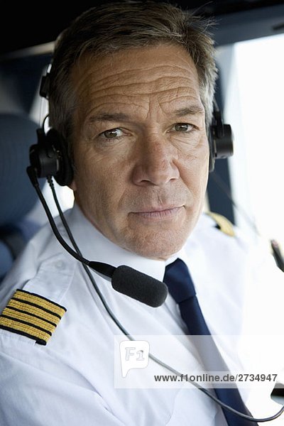 Ein Pilot im Cockpit