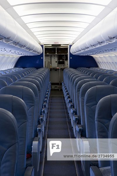 Die leere Kabine eines Flugzeugs
