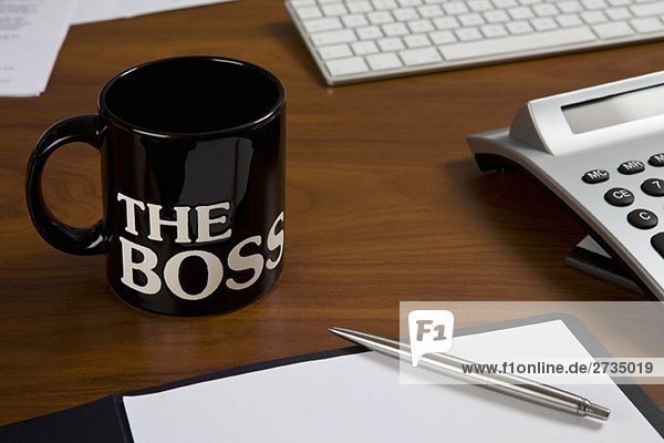 Die Boss-Tasse auf dem Schreibtisch