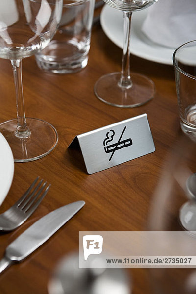Ein Nichtraucher-Schild auf einem Esstisch