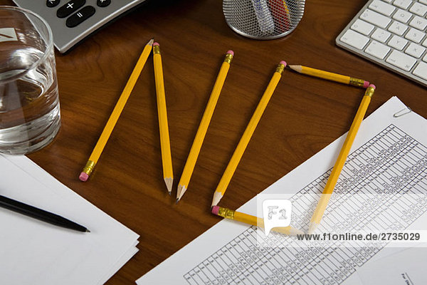 Bleistifte auf einem Schreibtisch  die so angeordnet sind  dass sie Nein buchstabieren.