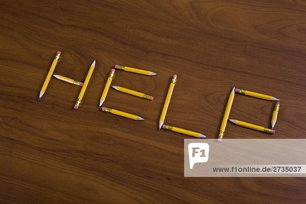 Bleistifte auf einem Tisch angeordnet  um Hilfe zu buchstabieren.