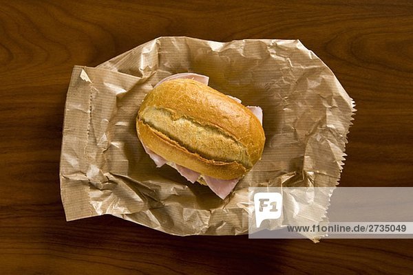 Ein Sandwich sitzend auf einer braunen Papiertüte