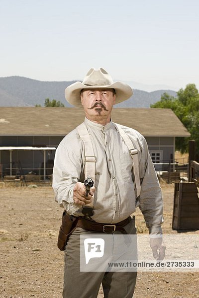 Porträt eines Cowboys, der auf seine Waffe zielt.