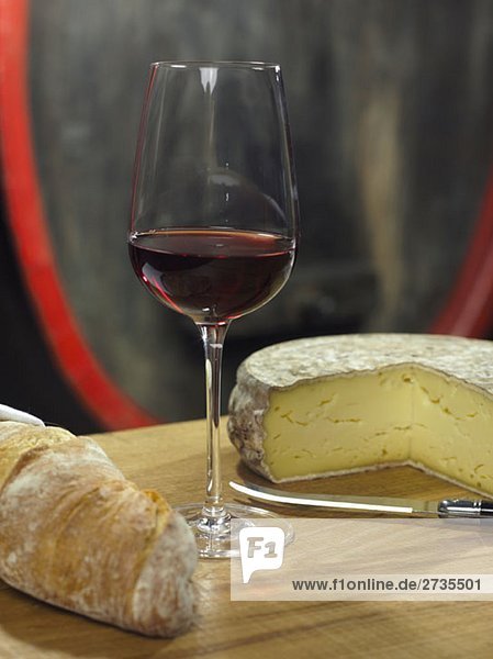 Ein Glas Rotwein und ein Laib Brot und Käse  Stillleben