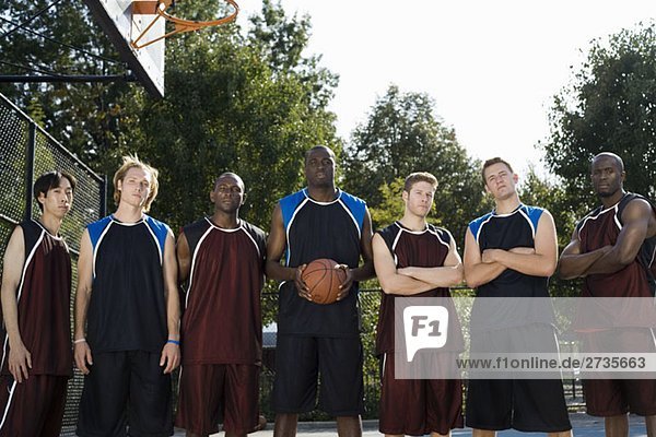 Sieben Basketballspieler in Folge