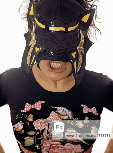 Eine Frau  die eine Wrestling-Maske trägt.