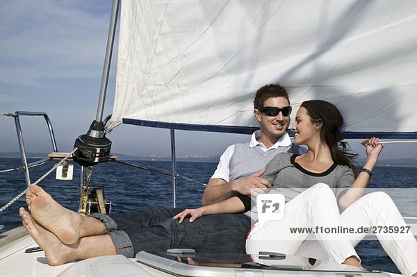Ein Paar  das sich zusammen auf einer Yacht entspannen will.