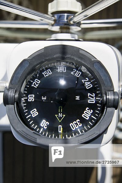 Detail des Kompasses auf einer Yacht