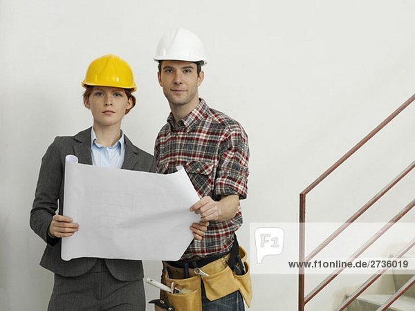 An architect speaking with a construction worker
