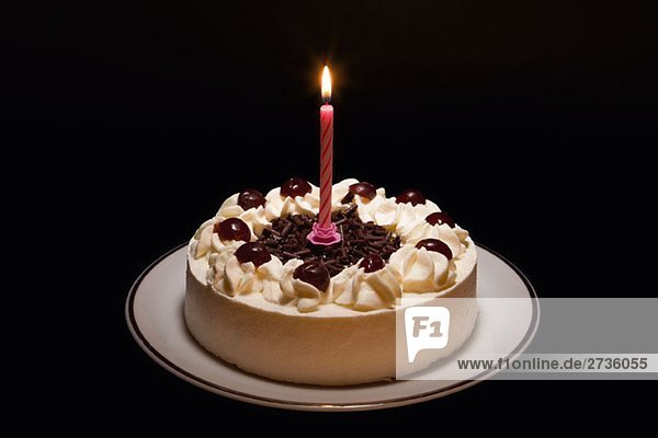 Ein Kuchen mit einer Kerze in der Mitte