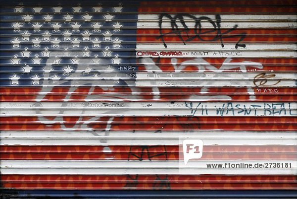 Die amerikanische Flagge auf ein Garagentor gemalt