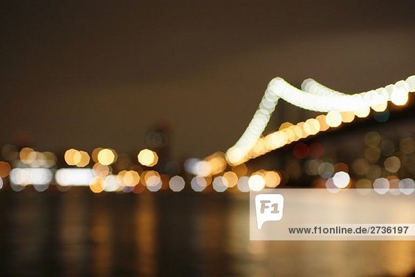 Manhattan Bridge bei Nacht beleuchtet  New York