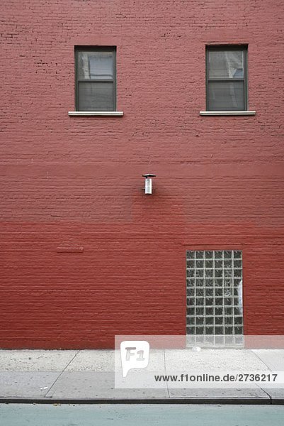 Ein rot gestrichenes Backsteingebäude