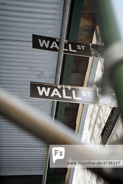 Wall Street Schilder zwischen den Gerüsten