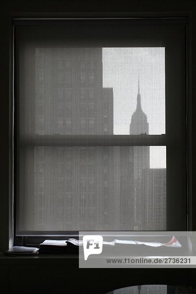 Silhouette des Empire State Building durch ein Fensterrollo