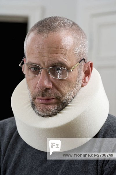 Ein Mann mit einer Halskrause und einer kaputten Brille.